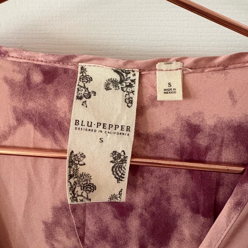 Blu Pepper tie-dye blouse features a V-neck, long sleeves Size S - Picture 3 of 4